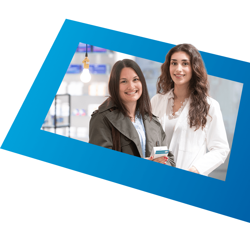 Apotheke Beratung Szene Patientin und PTA in der Apotheke mit Import-Arzneimittel.