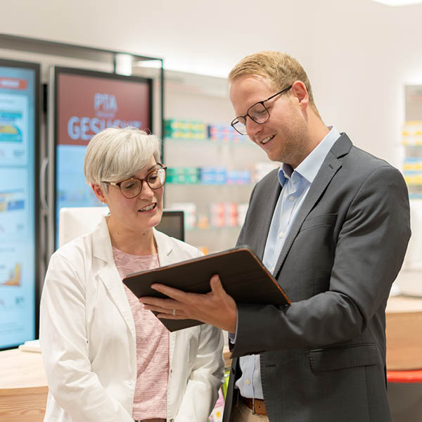 Aussendienst- Mitarbeiter-kohlpharma Apothekerin und Aussendienst von kohlpharma im Beratunsgsgespräch